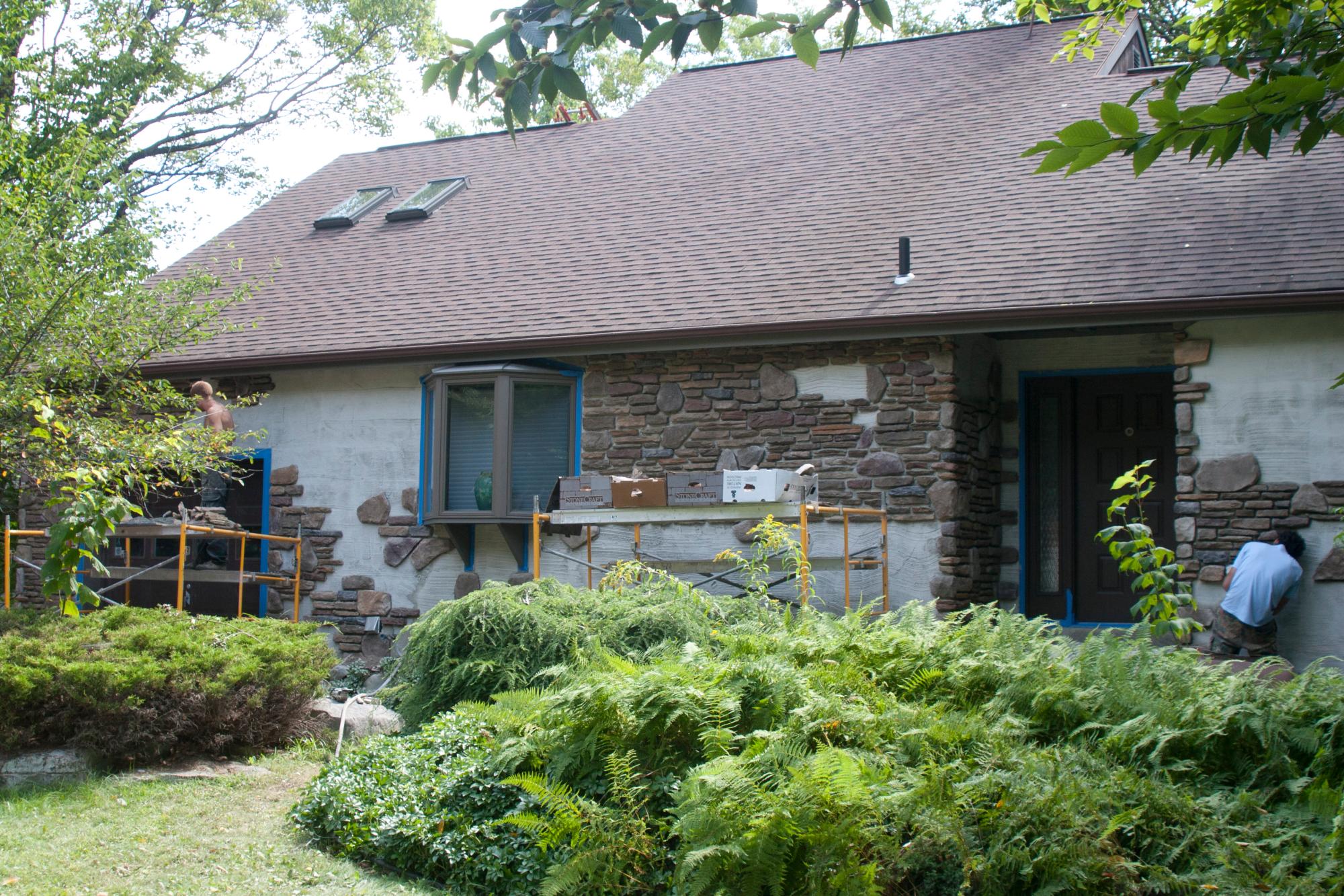 Filed stone / Ledge stone house front