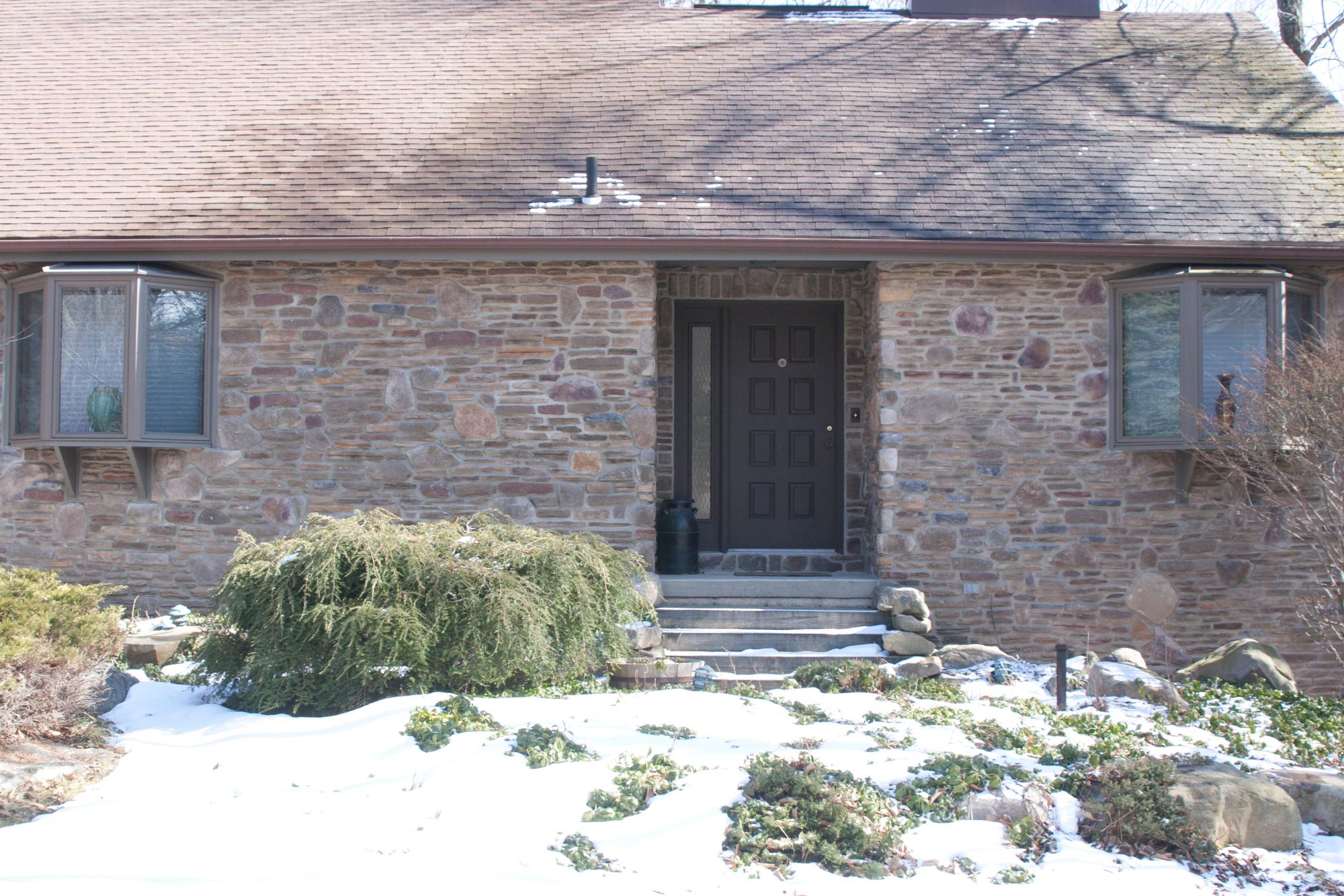 Filed stone / Ledge stone house front